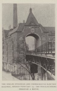 Berlins elektriska järnväg och tunnelbana, öppnade 15 februari, spåret går genom ett hus av English Photographer