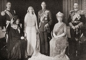 Den brittiska kungafamiljen vid bröllopet mellan hertigen och hertiginnan av York, 1923, från The Story of Twenty Five Years, publicerad 1935 av English Photographer