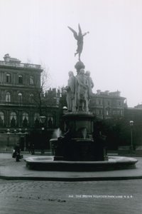 The Brown Fountain, Park Lane, London av English Photographer