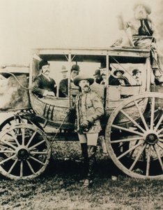 The Deadwood diligens i London - Buffalo Bill står, John Nelson i lådan av English Photographer