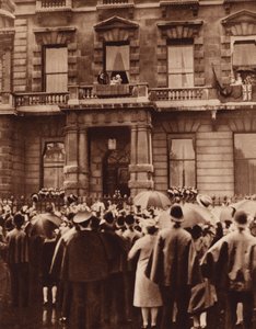 Hertigen och hertiginnan av York med sin lilla dotter prinsessan Elizabeth på balkongen i sitt hem av English Photographer