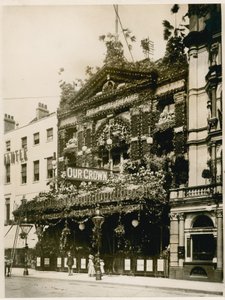 Empire Theatre, Leicester Square, London, dekorerad för drottning Victorias diamantjubileum, juni 1897 av English Photographer