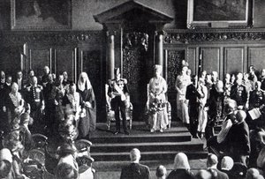 Kungen vädjar till Irlands folk om fred i stadshuset, illustration från "The Queen", 2 juli 1921. av English Photographer