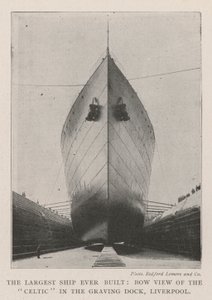 Det största skeppet som någonsin byggts, Bow View of the Celtic i Graving Dock, Liverpool av English Photographer