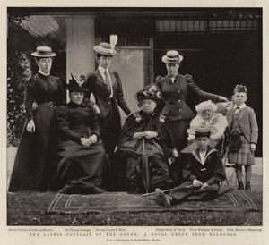 Det senaste porträttet av drottningen, en kunglig grupp från Balmoral av English Photographer
