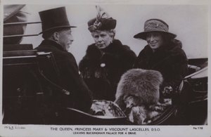 Drottningen, prinsessan Mary och Viscount Lascelles, DSO (foto svart/vitt) av English Photographer