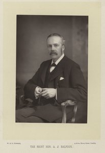 Den högra Hon. A. J. Balfour av English Photographer