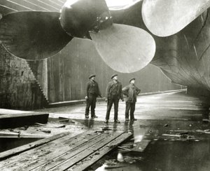 Titanics propellrar i Thompson Graving Dock i Harland & Wolff, Belfast, Irland, 1910-11 av English Photographer