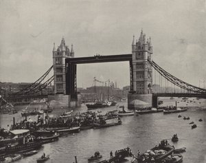 Tower Bridge, vy mot öster (svartvitt foto) av English Photographer