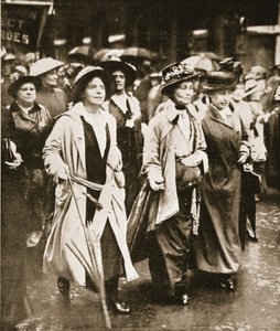 Kvinnors "rätt att tjäna"-demonstration: Mrs. Pankhurst och vänner, från "The Illustrated War News" av English Photographer