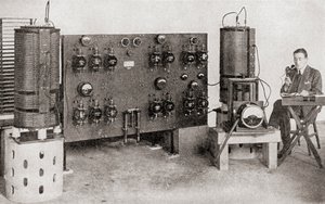 Den första sändaren som fungerade i Storbritannien, installerad på Marconi Works, Chelmsford, 1919 och 1920, från The Story of Twenty Five Years, publicerad 1935 av English Photographer