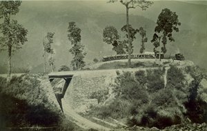 Slingan vid Agony Point vid Tindharia på Darjeeling Himalayan Railway, 1880-talet (albumintryck) av English Photographer