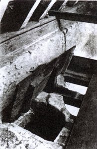 Prästerna gömmer sig i en trappa i Sawston Hall designad och gjord av jesuitmartyren och helgonet Nicholas Owen, ca 1935 av English Photographer