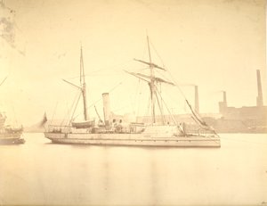 Styrbordssidan av kanonbåten "Delta" förtöjd i floden Tyne, ca 1876 av English Photographer