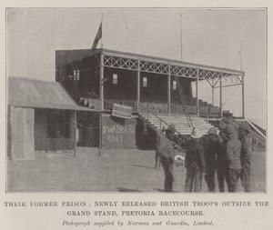 Deras tidigare fängelse, nyligen frigivna brittiska trupper utanför Grand Stand, Pretoria Racecourse av English Photographer