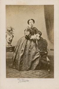 Theresa Titiens, sångerska av English Photographer