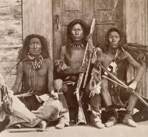 Three Indian Braves, fotograferade av Royal Engineers on the Forty-ninth Parallel (sepiafoto) av English Photographer