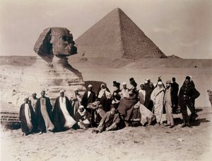 Turister som besöker sfinxen i Giza. av English Photographer