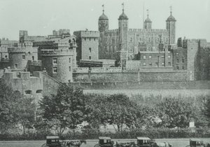 Tower Hill: utsikt över Tower of London, 1895 av English Photographer