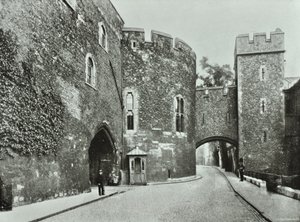 Tower of London, Tower Hill: The Bloody Tower, 1890 av English Photographer