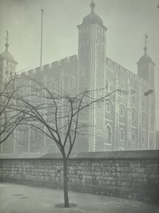 Tower of London, Tower Hill: White Tower, 1899 av English Photographer