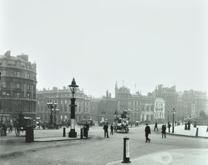 Trafalgar Square, Westminster LB: Trafalgar Square ser österut mot Charing Cross, 1896 av English Photographer