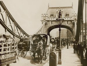 Trafiken passerar över Tower Bridge av English Photographer