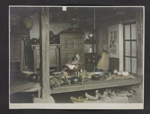 Två barn äter, inne i ett hus, Fotoalbum av Korea av English Photographer