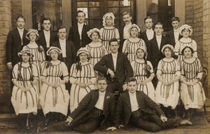 Ovanlig grupp av unga män och kvinnor, tidigt 1900-tal (svartvitt foto) av English Photographer