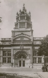 Victoria and Albert Museum, London av English Photographer