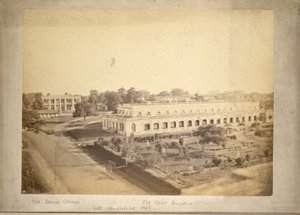 Utsikt över Old Dhaka College och Old Court Building, ca 1875 (s/v foto) av English Photographer