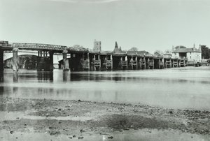 Utsikt över gamla och nya Putney-broar med osthus och Allhelgonakyrkan i bakgrunden, 1885 av English Photographer
