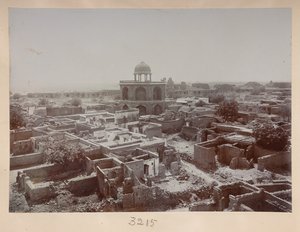 By inne i Purana Qila, vy runt Sher Mandal, ca 1908-1911 (svartvitt foto) av English Photographer