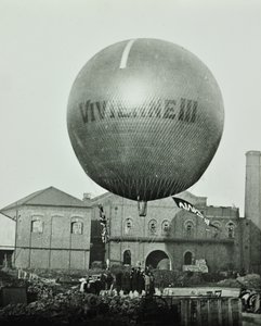 Vivienne III ballong framför Wandsworth Gas Company, 1898 av English Photographer