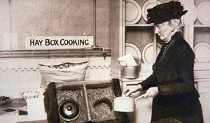 WWI British Home Front: ekonomisk matlagning med en hölåda (s/v foto) av English Photographer