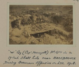 "W" Coy (Capt. Marryatt) Hd Qrs i ett 17-tums skalhål nära HAZEBROUCK under tysk offensiv på LYS, 1918 av English Photographer