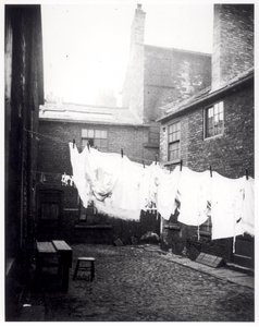 Tvättlina i Eagle and Child Yard, Hunslet, Leeds, 13 maj 1896 av English Photographer