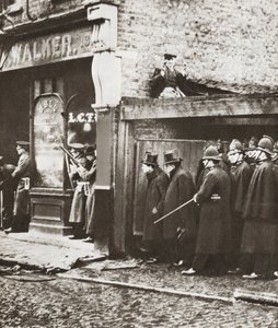 Winston Churchill under belägringen av Sydney Street, London 1911 (svartvitt foto) av English Photographer