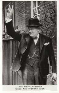 Winston Churchill gör Victory-skylten utanför Downing Street 10, 5 juni av English Photographer
