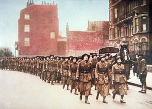 Kvinnor ställer upp frivilligt för en försvarsmarsch genom London (färgad bild) av English Photographer