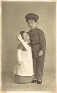 Ung flicka och pojke i WW1 rollspel (s/v foto) av English Photographer