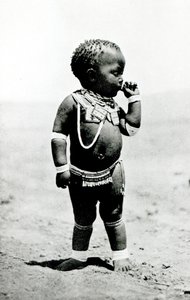 Zulu Girl suger första finger av English Photographer