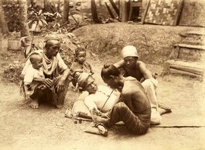 En Shan-man som tatueras, 1890 (sepiafoto) av English School