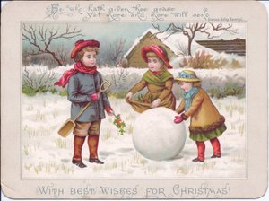 Ett viktorianskt julkort med tre barn som leker med en stor snöboll, ca 1880 (färglitografi) av English School