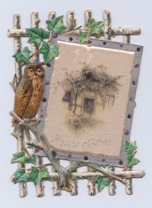 Ett viktorianskt utstansat julkort av en uggla bredvid en målning av ett hus på ett galler, ca 1880 (färg litho) av English School