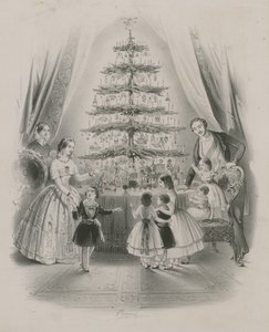 En familj som står runt en julgran av English School