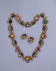 Ett fint Regency-halsband i guld och juveler satt med kuddskuren topas, ametister, rosa turmaliner, smaragder, safirer och periodots, med ett par blommiga örhängen, ca 1810 av English School