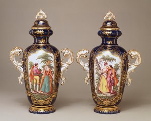 Ett par Chelsea blåslipade, avsmalnande äggformade vaser och omslag föreställande älskare bland träd, ca 1765 av English School