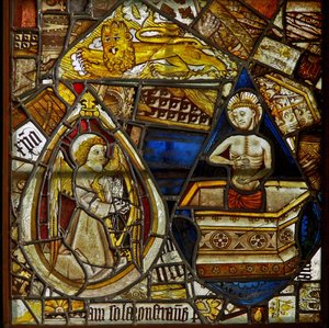 En panel i det östra fönstret föreställande medlidandets Kristus stigande från graven; också en musikerängel med en harpa och St Marks-lejon bland fragment av English School