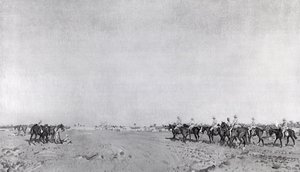 En patrull av 14:e husarer med befälhavare överstelöjtnant R.W. Hewitt DSO närmar sig för att ta turkisk kapitulation vid kapitulationen av Kazimain, 11 mars 1917, publicerad ca 1918 (photolitho) av English School
